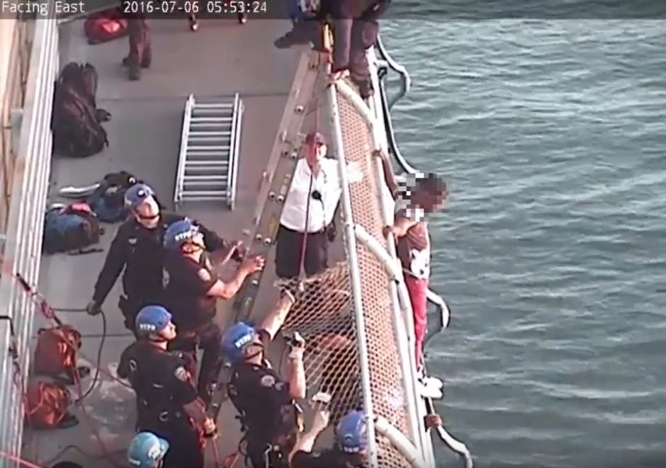 Despu&eacute;s de m&aacute;s de 30 minutos de platicar con &eacute;l, lo convencieron de no saltar. (Captura de pantalla: Gothamist/YouTube)