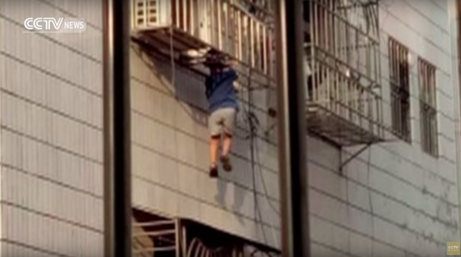 Un video permite ver al ni&ntilde;o colgando del balc&oacute;n. (Imagen: captura de YouTube)