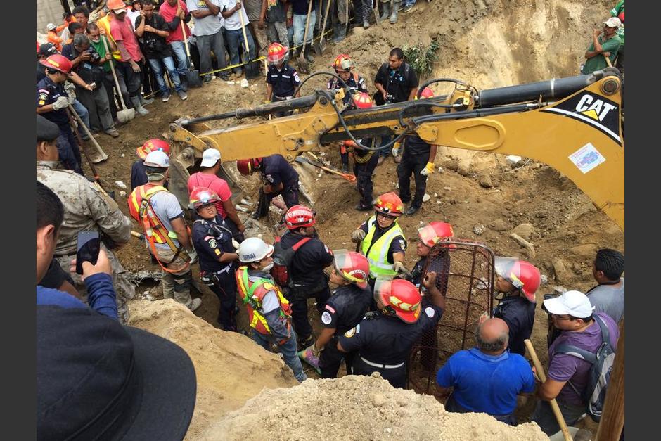 Las tareas de rescate continúan en la zona afectada por el deslave en El Cambray II donde al menos 600 personas continúan desaparecidas. &nbsp;(Foto: Roberto Caubilla/Soy502)&nbsp;