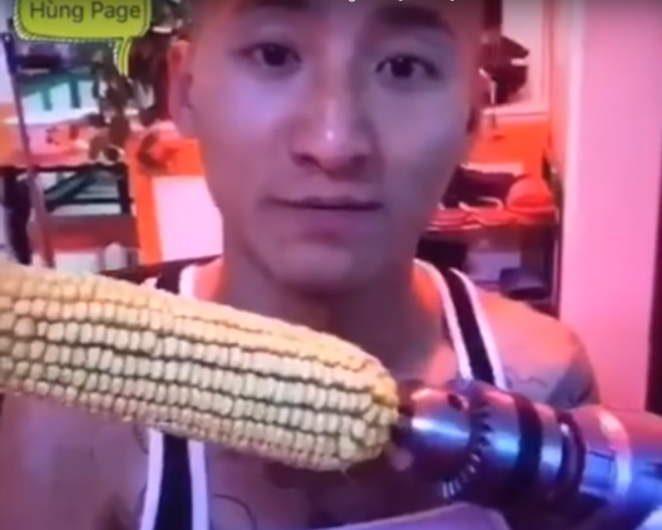 Un joven trata de realizar el reto de la mazorca sobre el taladro en movimiento. (Captura de pantalla: VIRAL NOW/YouTube)