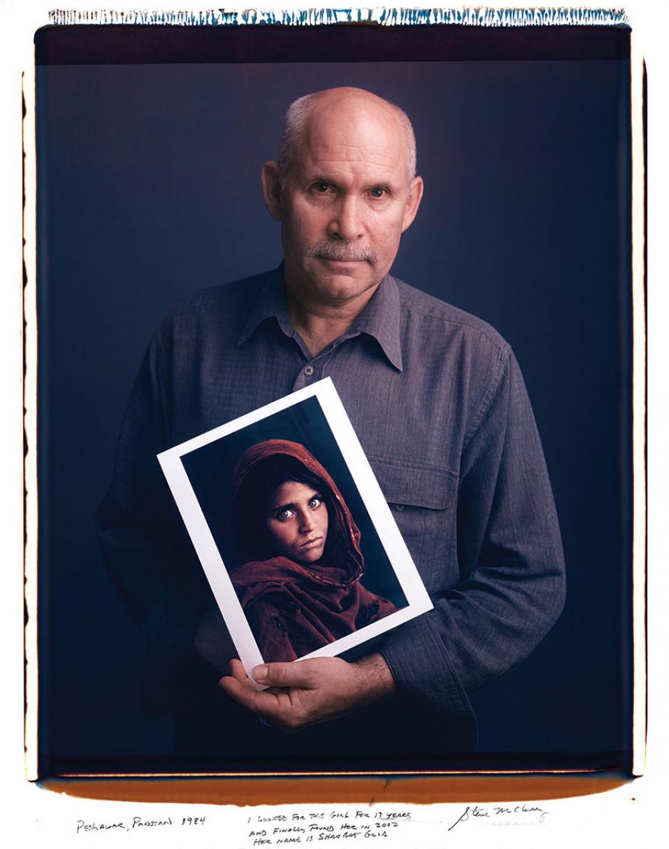 Steve McCurry: Peshawar, Pakist&aacute;n, 1984. Estuve 17 a&ntilde;os buscando a esta chica y finalmente la encontr&eacute; en 2002. Se llama Sharbat Gula.