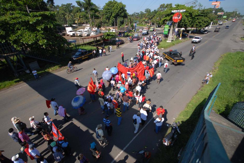 La marcha en Retalhuleu ocup&oacute; varias cuadras de carretera. &nbsp;(Foto: Nuestro Diario)