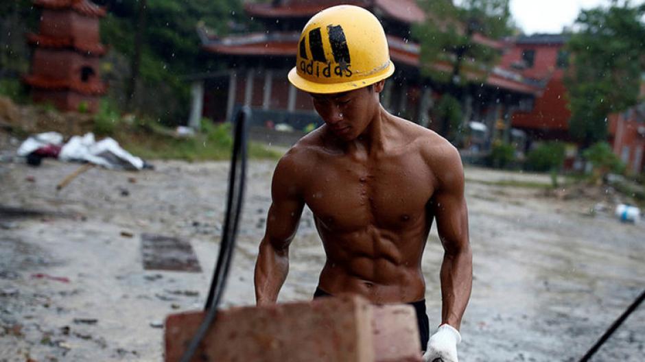 Shi Shenwei es un constructor famoso por sus abdominales en una provincia china de Fujian. (Foto: Reuters)