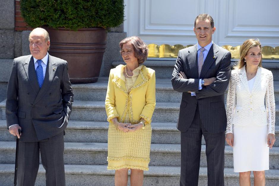 El Gobierno espa&ntilde;ol decret&oacute; este viernes que Juan Carlos y Sof&iacute;a de Grecia continuar&aacute;n ostentando los t&iacute;tulos de rey y reina de manera vitalicia a modo de protecci&oacute;n jur&iacute;dica (Foto: AFP)