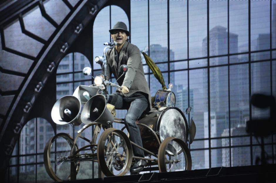 &nbsp;Con un carro manual de tren, inici&oacute; su concierto Ricardo Arjona, con un lleno total en el Estadio Mateo Flores. (Foto: Soy502/Deccio Serrano)