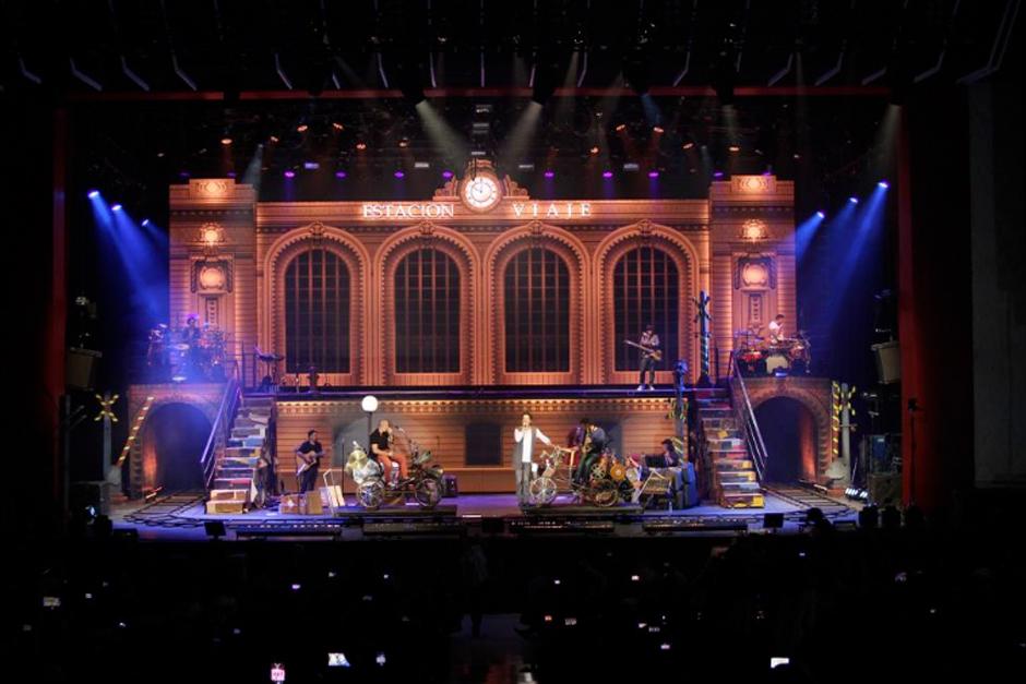 En un escenario de 180 metros cuadrados, que asemejaba una estaci&oacute;n ferroviaria, Arjona asom&oacute; pedaleando una curioso veh&iacute;culo, para luego ir al escenario, empu&ntilde;ar la guitarra y cantar para su p&uacute;blico, que no par&oacute; de gritar y vitorear al artista guatemalteco.