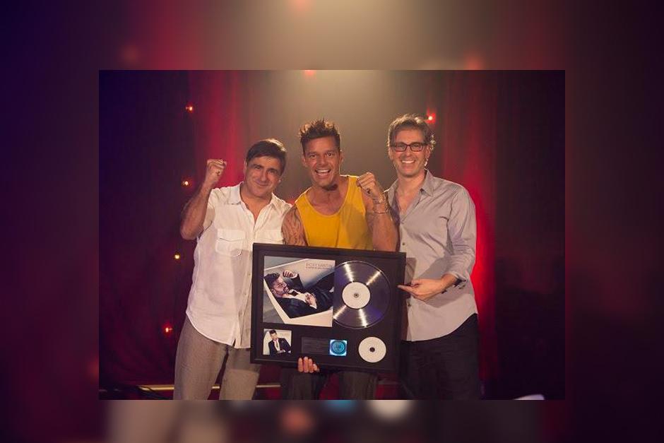 Ricky recibe disco de Platino por la compa&ntilde;&iacute;a Sony Music.