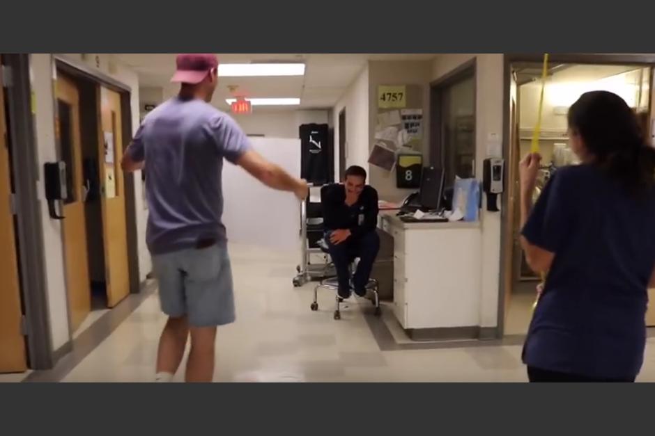 Este joven tiene una gran sorpresa para un amigo. (Foto: YouTube)