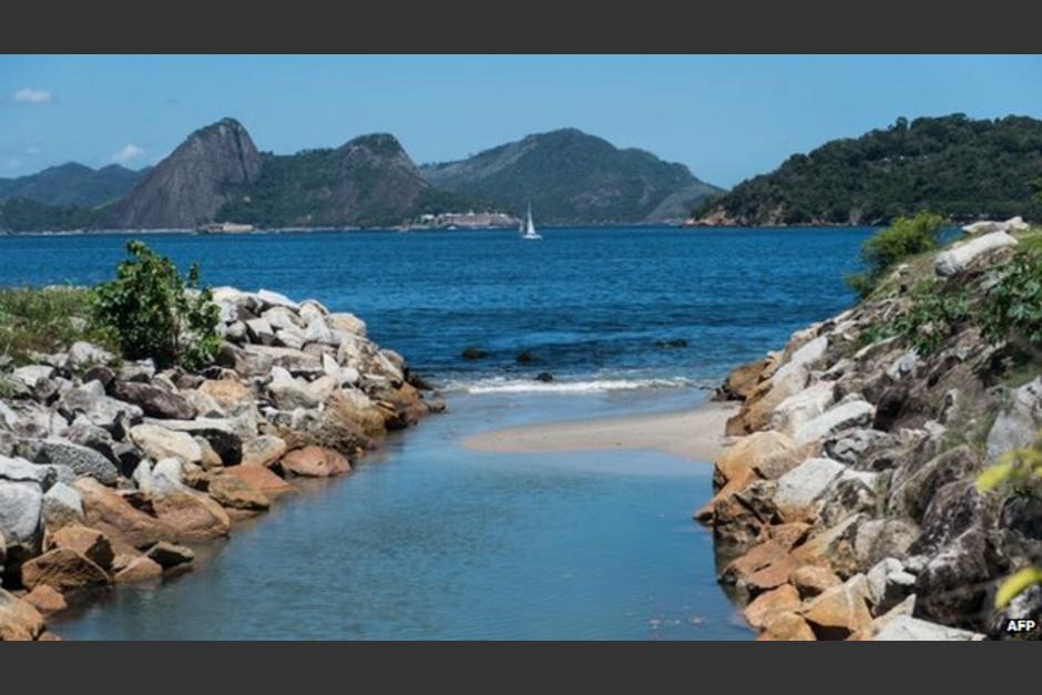 Las muestras tomadas de la desembocadura del r&iacute;o Carioca en la playa de Flamengo ten&iacute;an rastros de la bacteria. (Foto: AFP)