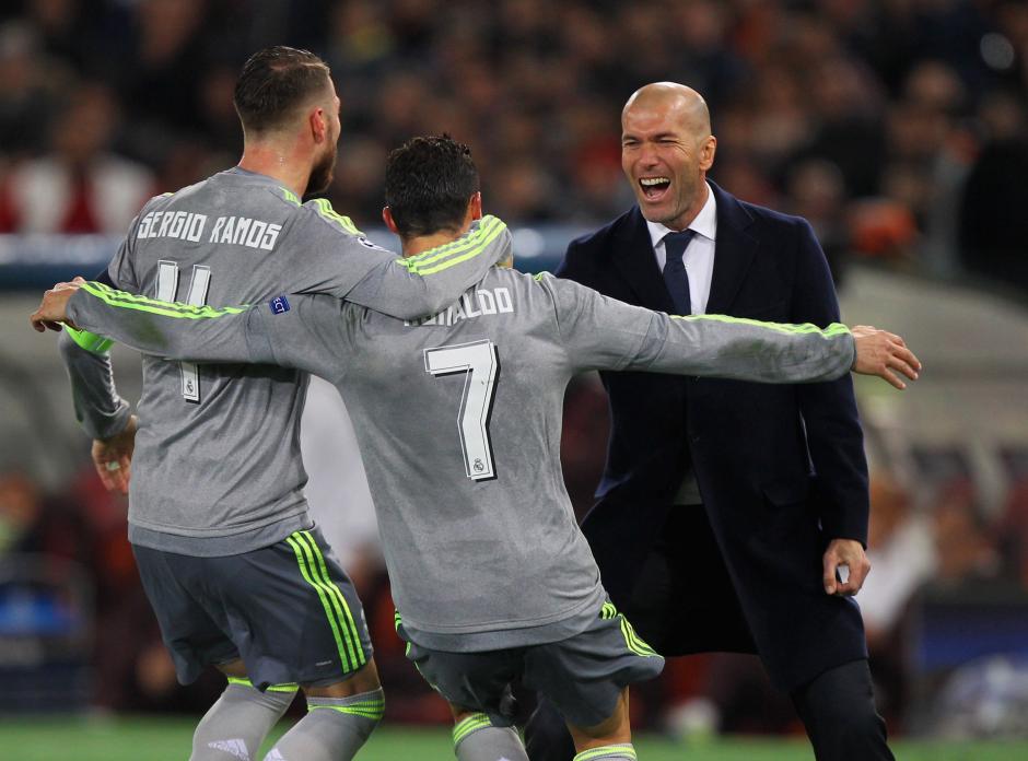 Cristiano Ronaldo celebr&oacute; el primer gol de Real Madrid con el capit&aacute;n Sergio Ramos y con su entrenador, Zinedine Zidane. (Foto: Getty)