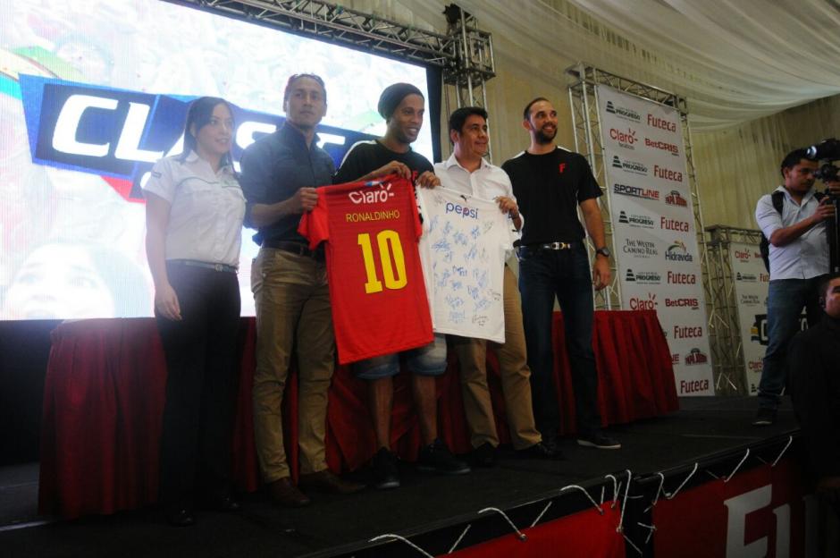 Estas son las camisolas con las que jugar&aacute; el futbolista. (Foto: Alejandro Balan/Soy502) 