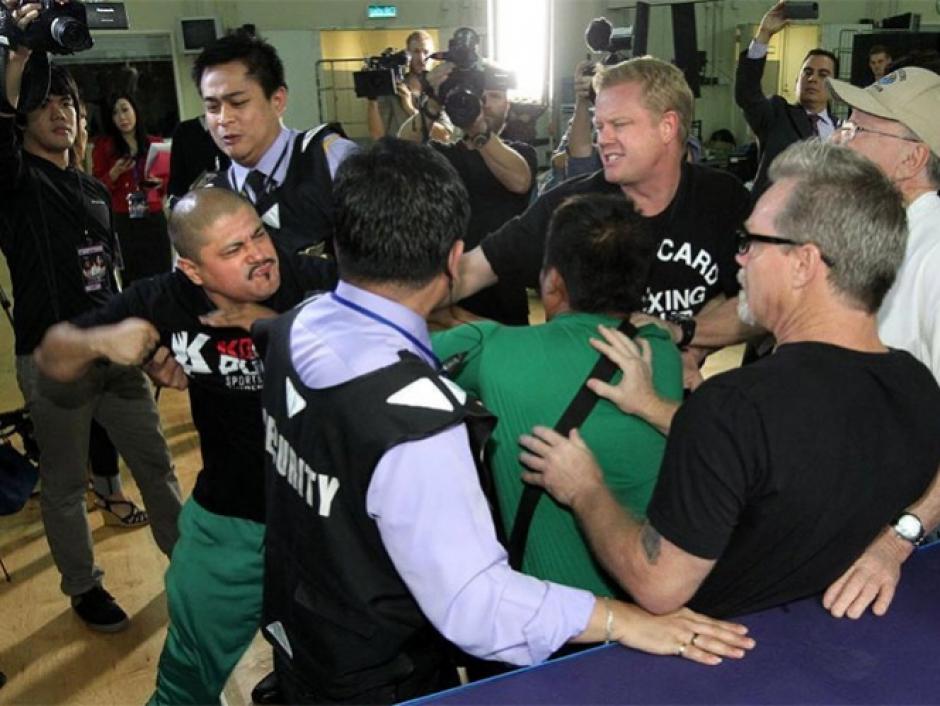 Miembros de los equipos de Pacquiao y R&iacute;os se enfrentaron en una pelea callejera, lo que calienta a&uacute;n m&aacute;s el combate del s&aacute;bado. (AFP)