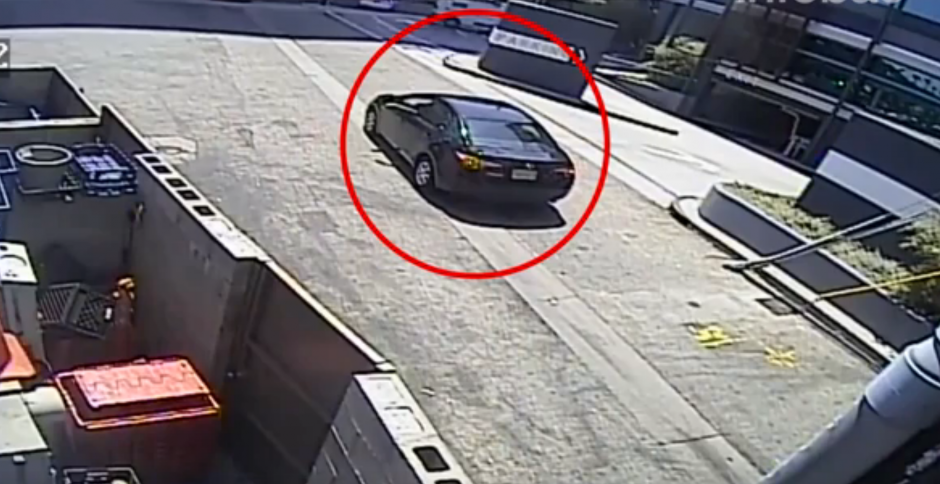 Un hombre llega en su autom&oacute;vil para robar las pertenencias de una mujer en una gasolinera. (Captura de pantalla: Infobae)