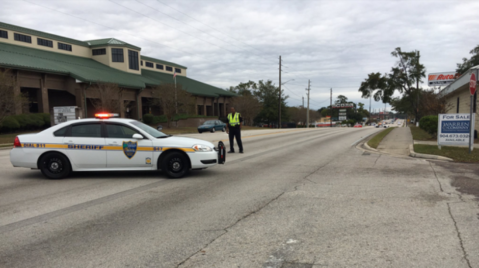 Liberan a un grupo de rehenes que fueron tomados por el asaltante de un banco en Jacksonville, Florida. (Foto: @RussellANjax)