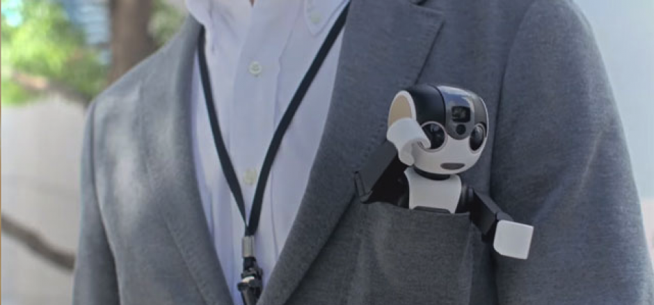 RoBoHon, es un "smartphone" humanoide que comprende a las personas, desarrollado por la compa&ntilde;ia japonesa Sharp. (Foto: Internet)