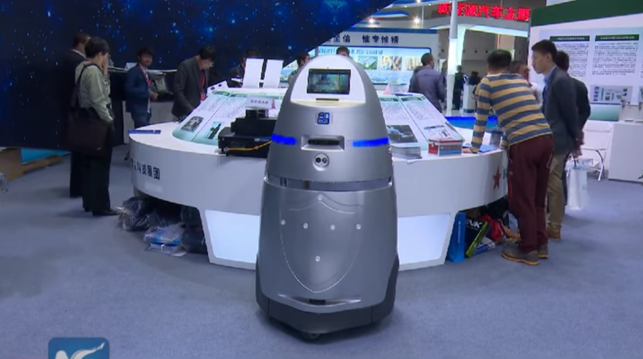 Esta versi&oacute;n china de Robocop se llama AnBot. (Captura de pantalla Youtube/New China TV)