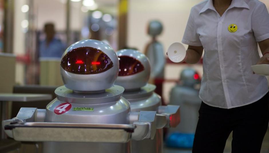 Los robots sirven y cocinan los alimentos en un pequeño restaurante en China. No es el primer negocio que aplica esta modalidad para ahorrarse salarios y problemas con personal humano (Foto: AFP)