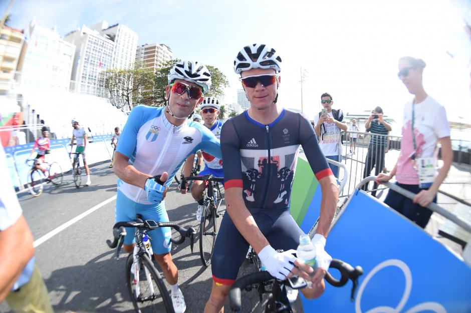 Manuel Rodas se tom&oacute; una foto con uno de sus &iacute;dolos, el brit&aacute;nico, Christopher Froome. (Foto: Aldo Mart&iacute;nez/Enviado de Nuestro Diario)