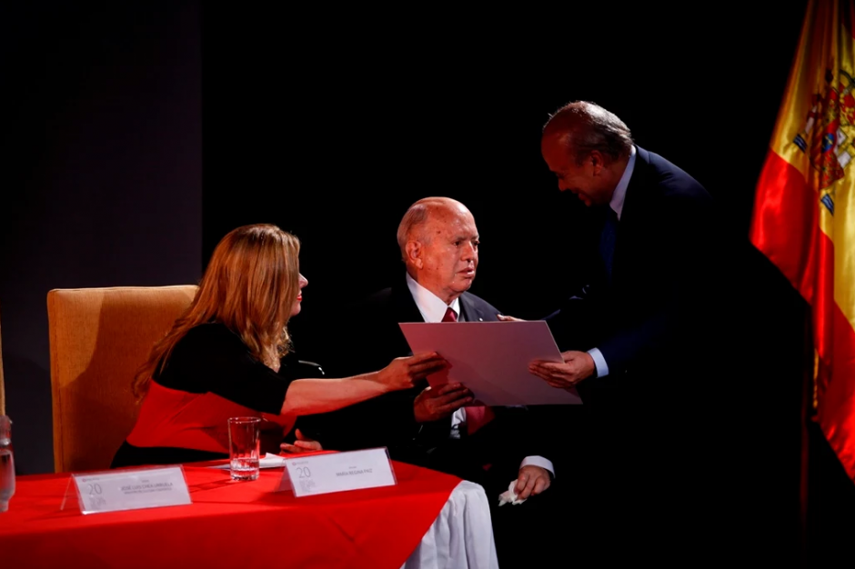 El Ministro de Cultura y Deportes otorg&oacute; este a&ntilde;o la menci&oacute;n a Rodolfo Paiz Andrade. (Foto: MICUDE)