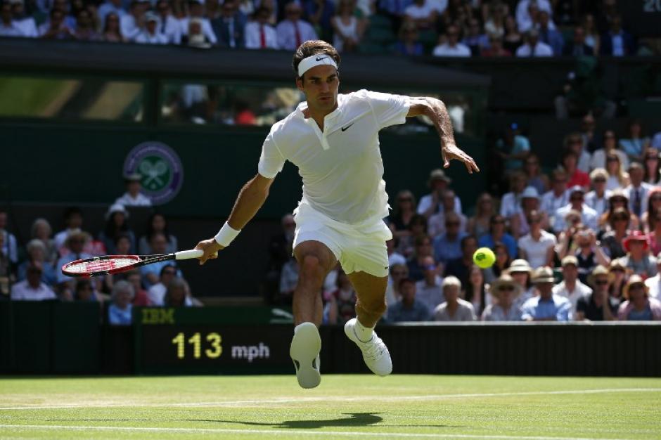 El suizo Roger Federer gana el duelo a Samuel Groth de Australia durante el partido de tercera ronda del Campeonato de Wimbledon en el club de tenis All England en Wimbledon, al suroeste de Londres, el 4 de julio de 2015. &nbsp;(Foto: AFP / JUSTIN TALLIS)