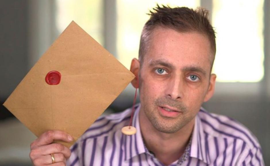 Rolf Erik Eikemo, con el sobre donde guard&oacute; el mensaje que dej&oacute;. (Foto: Hipertextual)