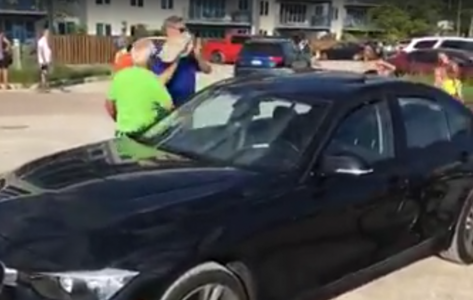 Un hombre intenta sacar a un perro encerrado en un carro. (Captura de pantalla: Will Costa/Facebook)