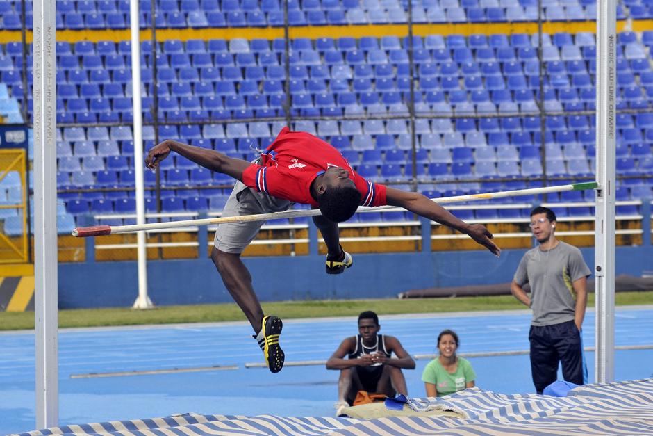 El atleta guatemalteco Ronald Ram&iacute;rez, en plena pr&aacute;ctica de salto alto en el estadio Nacional Mateo Flores. (Foto: Luis Barrios/Soy502)