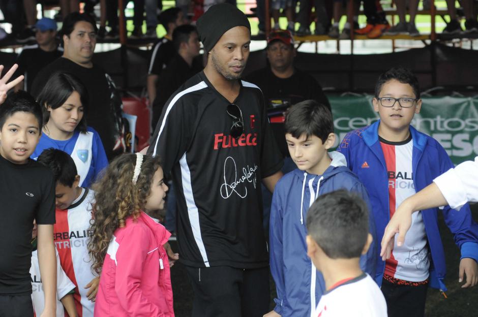 "Dinho" comparti&oacute; con ni&ntilde;os de la academia Futeca, en Cayal&aacute;. (Foto: Pedro Pablo Mijangos/Soy502)