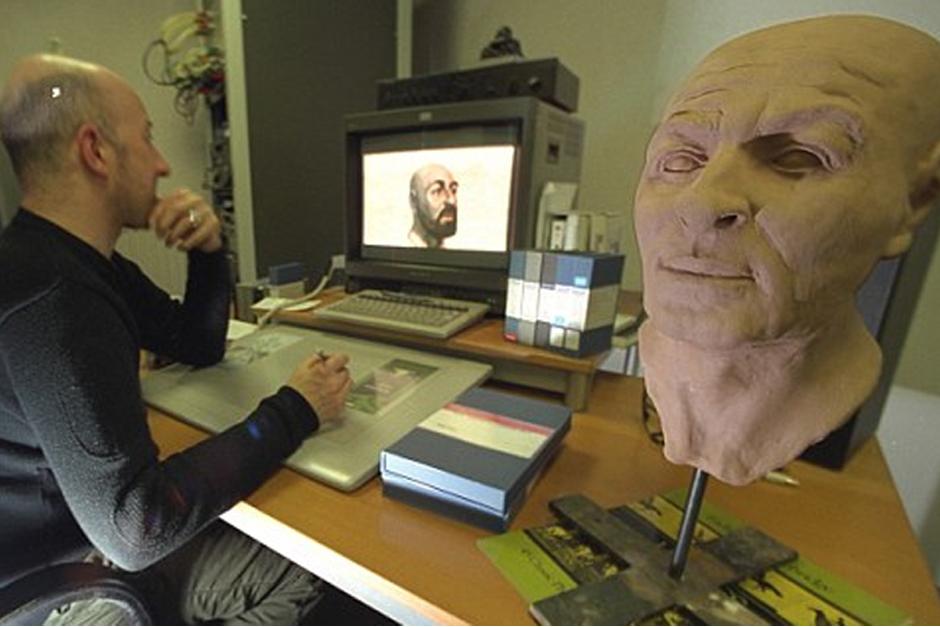 El investigador Richard Neave, un ex académico de la Universidad de Manchester, recrea el rostro de Jesús con técnicas de ciencia forense. (Foto: La Tercera)