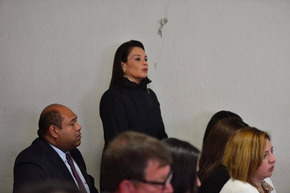 Roxana Baldetti se pone de pie para ofrecer sus datos personales. (Foto: Jesús Alfonso/Soy502)