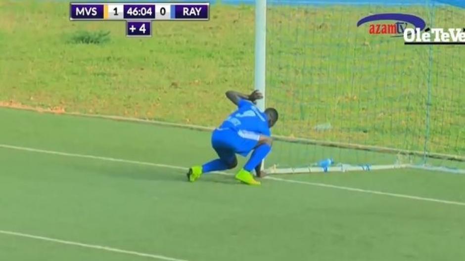 El delantero hace algo en el marco y en la siguiente acci&oacute;n anota el empate.  (Foto: Captura de video)