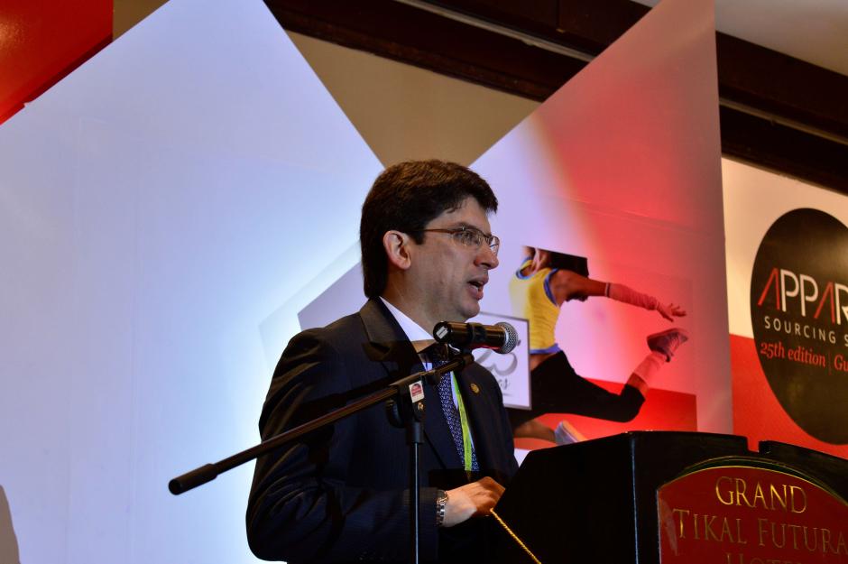 El Ministro de Econom&iacute;a Rub&eacute;n Morales, particip&oacute; en una actividad con empresarios de la industria textil. (Foto: Alejandro Ortiz/Soy502)