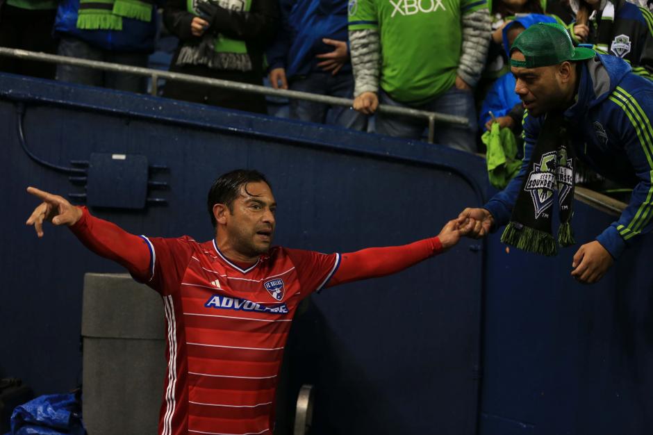 Carlos Ruiz es una de las estrellas del Dallas, aunque jug&oacute; poco llam&oacute; la atenci&oacute;n hasta de los visitantes. (Foto: Brian Mendia/especial para Nuestro Diario)