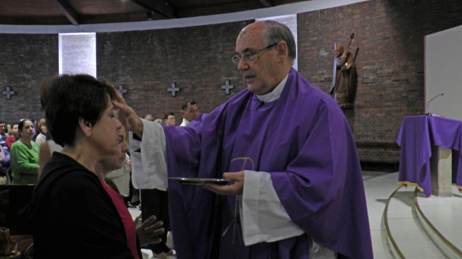 La iglesia San Judas Tadeo en la zona 14 se llen&oacute; de devotos para recibir la cruz de ceniza. (Foto: Esteban Biba/Soy502)&nbsp;