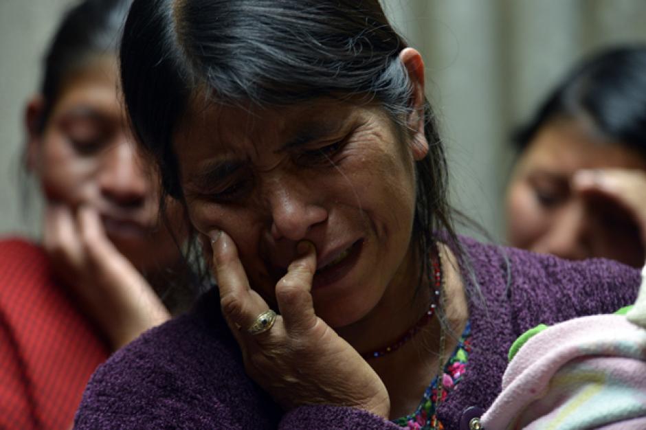 Una mujer llora en el entierro de los muertos en San Juan Sacatep&eacute;quez. (Foto: Deccio Serrano/Soy502)