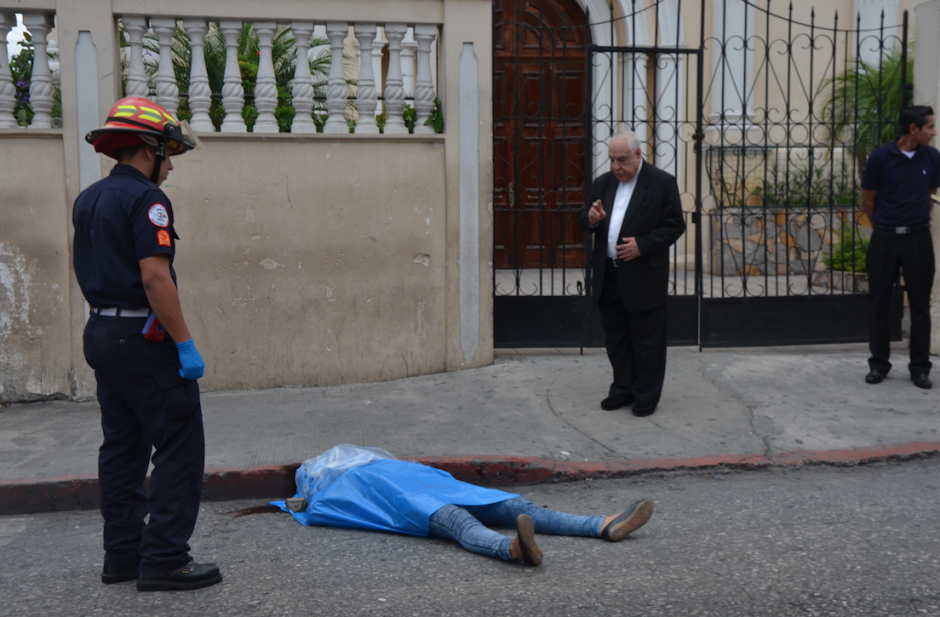 El p&aacute;rroco de la iglesia Beatas de Bel&eacute;n sali&oacute; a rezar por la mujer asesinada frente a su templo. (Foto: Cortes&iacute;a Bomberos Municipales) 