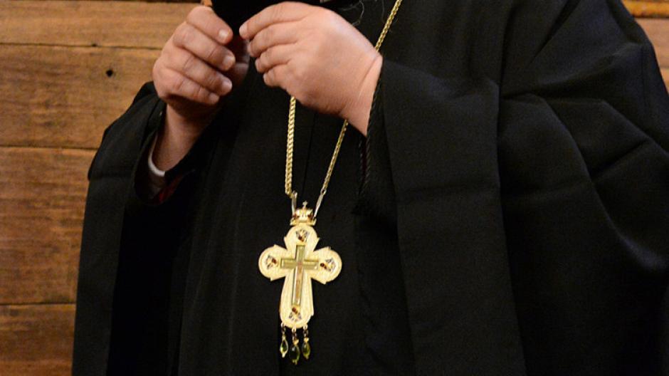 Un sacerdote ortodoxo fue captado golpeando a un empresario en Rusia. (Foto: actualidad.rt.com)