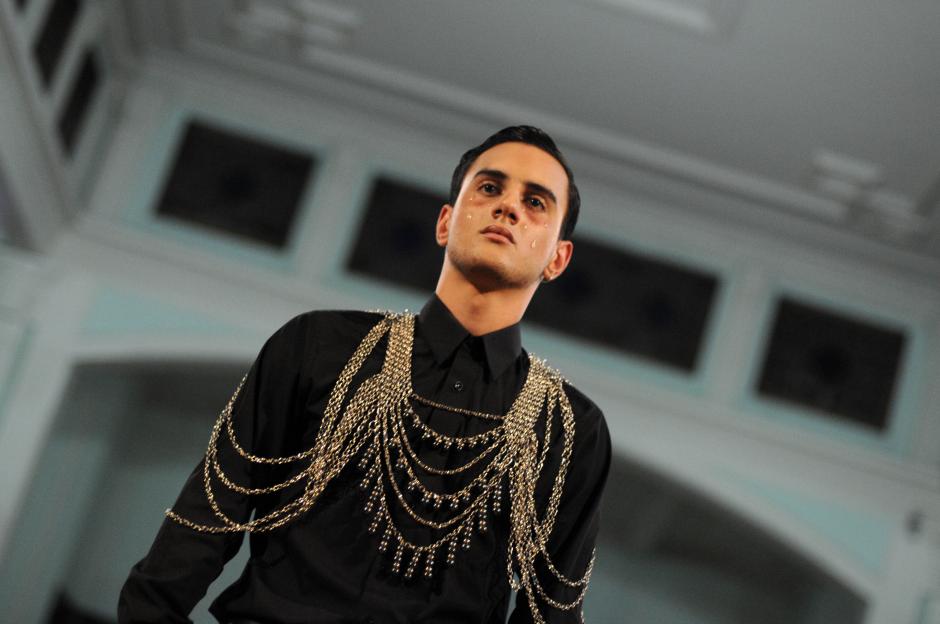 Los collares visten el torso entero, haciendo de la pieza una prenda de vestir.&nbsp;