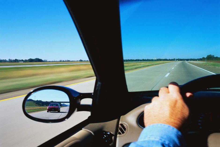 Conducir conlleva una gran responsabilidad para quien va frente al volante, los otros conductores y los peatones. (Foto: Google)