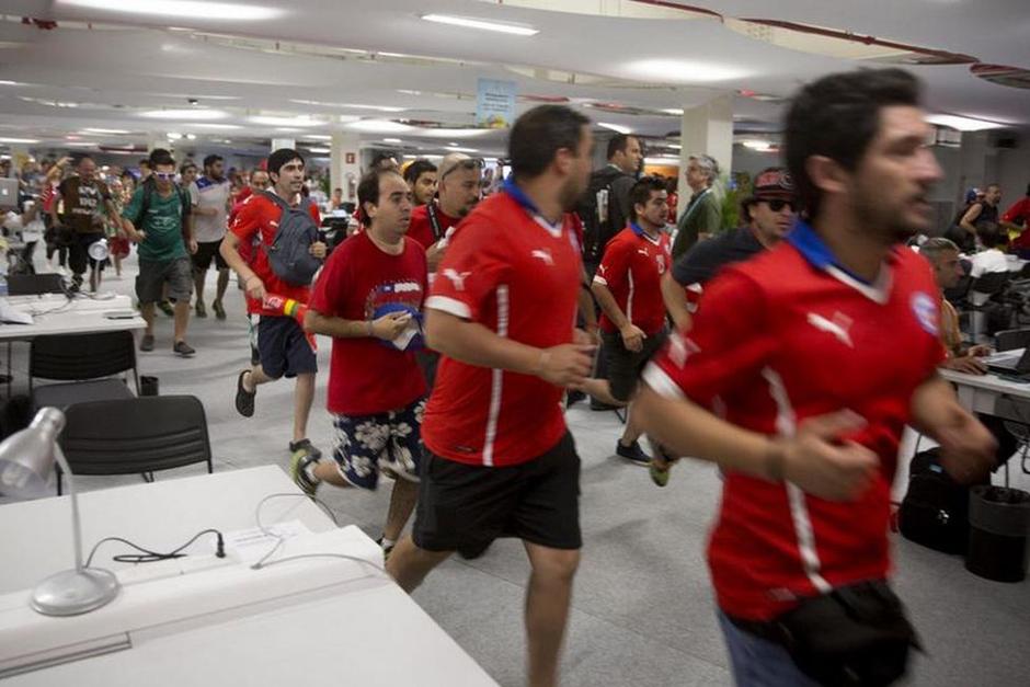 Los aficionados chilenos que invadieron la sala de prensa tienen hasta el domingo para abandonar Brasil. (laaficion.milenio.com)