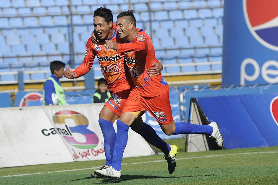 Suchi dio el primer batacazo del Clausura 2016 al ganarle de visita a Comunicaciones. En la imagen festajan los anotadores venados,&nbsp;Omar Zalazar y&nbsp;Francisco Ladogana (argentinos). (Foto: Nuestro Diario)