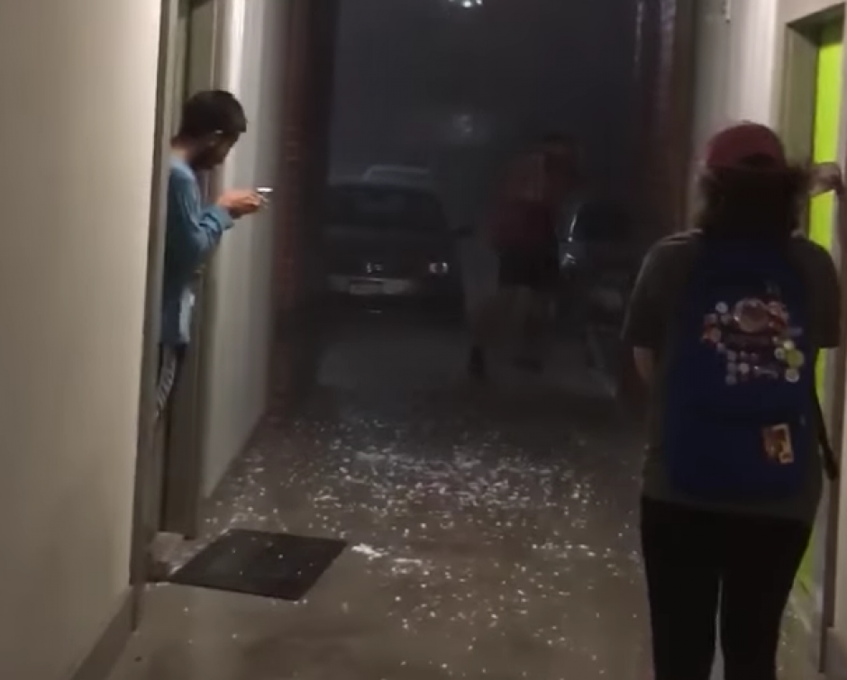 Un joven sale en plena tormenta el&eacute;ctrica con un sart&eacute;n en la cabeza. (Captura de pantalla: Marissa Kirsch/YouTube)