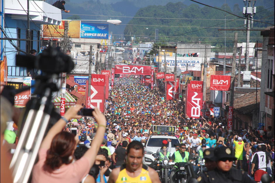 Miles de atletas invaden la ciudad de Carlos V cada a&ntilde;o para competir en el Medio Marat&oacute;n. (Foto: Soy502)