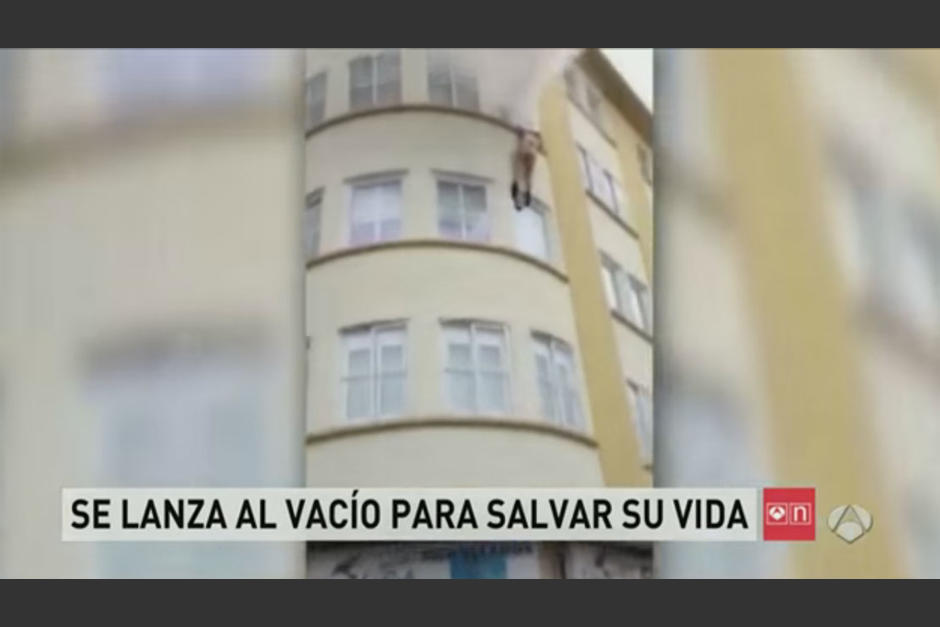 El incendio tuvo lugar en un edificio ubicado en la calle Ortigueira, del municipio de Cedeira, Espa&ntilde;a. (Imagen: Captura de Facebook)