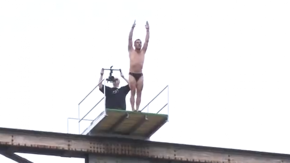 Un deportista perdi&oacute; la vida luego de saltar desde un puente. (Foto: Captura de YouTube)
