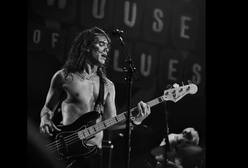 El bajista guatemalteco Salvador Ramazzini gana un espacio en la música anglosajona, como integrante de la agrupación The Gitas. (Foto: Ekaterina Gorbacheva)&nbsp;