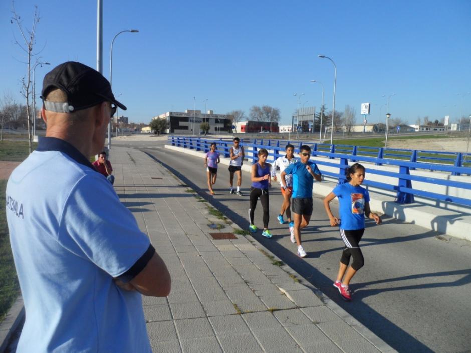 El polaco Bohdan Bulakowski observa el entrenamiento de sus dirigidos en territoio espa&ntilde;ol. (Foto: COG)