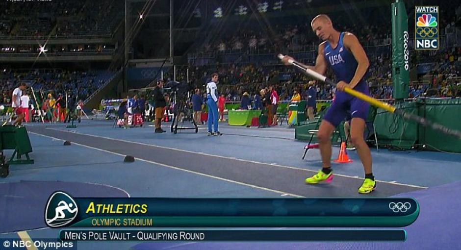 Sam Kendricks detiene su salto al escuchar el himno de los Estados Unidos. (Foto: Daily Mail)