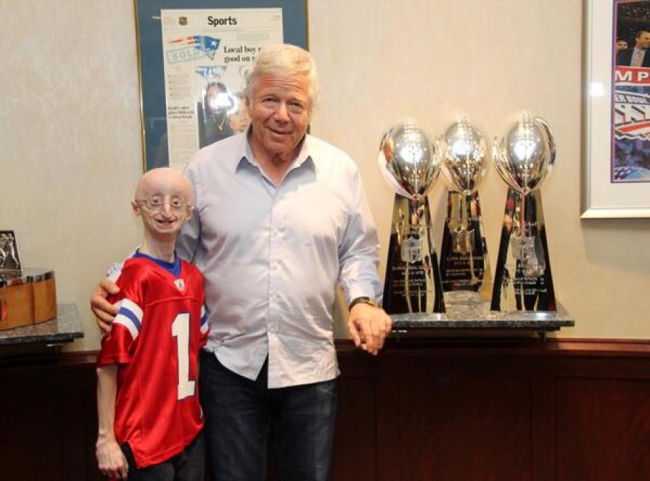 Sam Berns, posa junto al due&ntilde;o de los Patriots Robert Kraft. &nbsp;(Foto: patriots.com)