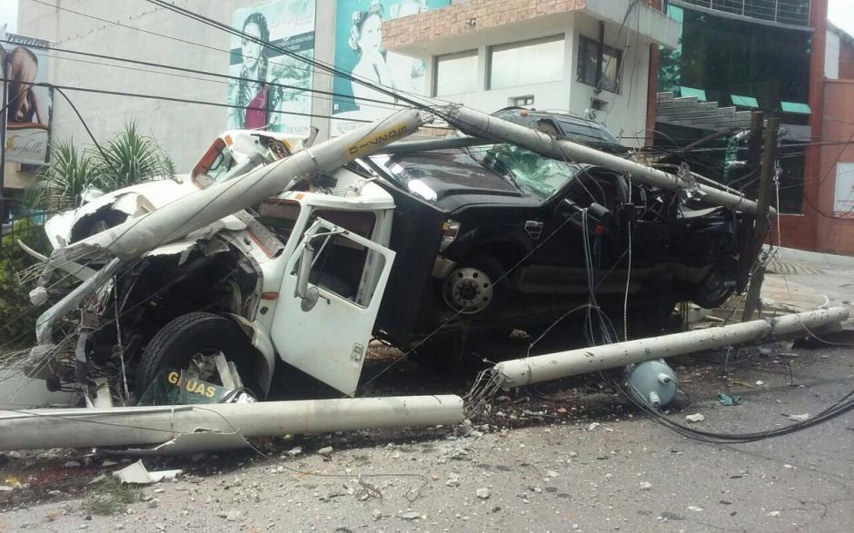 El conductor de la gr&uacute;a perdi&oacute; el control y se empotr&oacute; con un poste. (Foto: @EmixtraPablo)